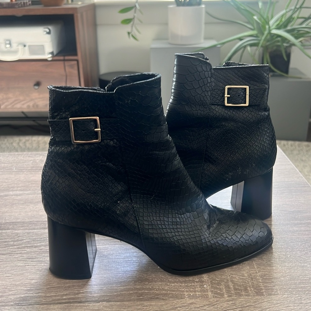 Antonio de Falia Women Camila Embossed Black Leather Heeled Ankle Boots Size 9.5